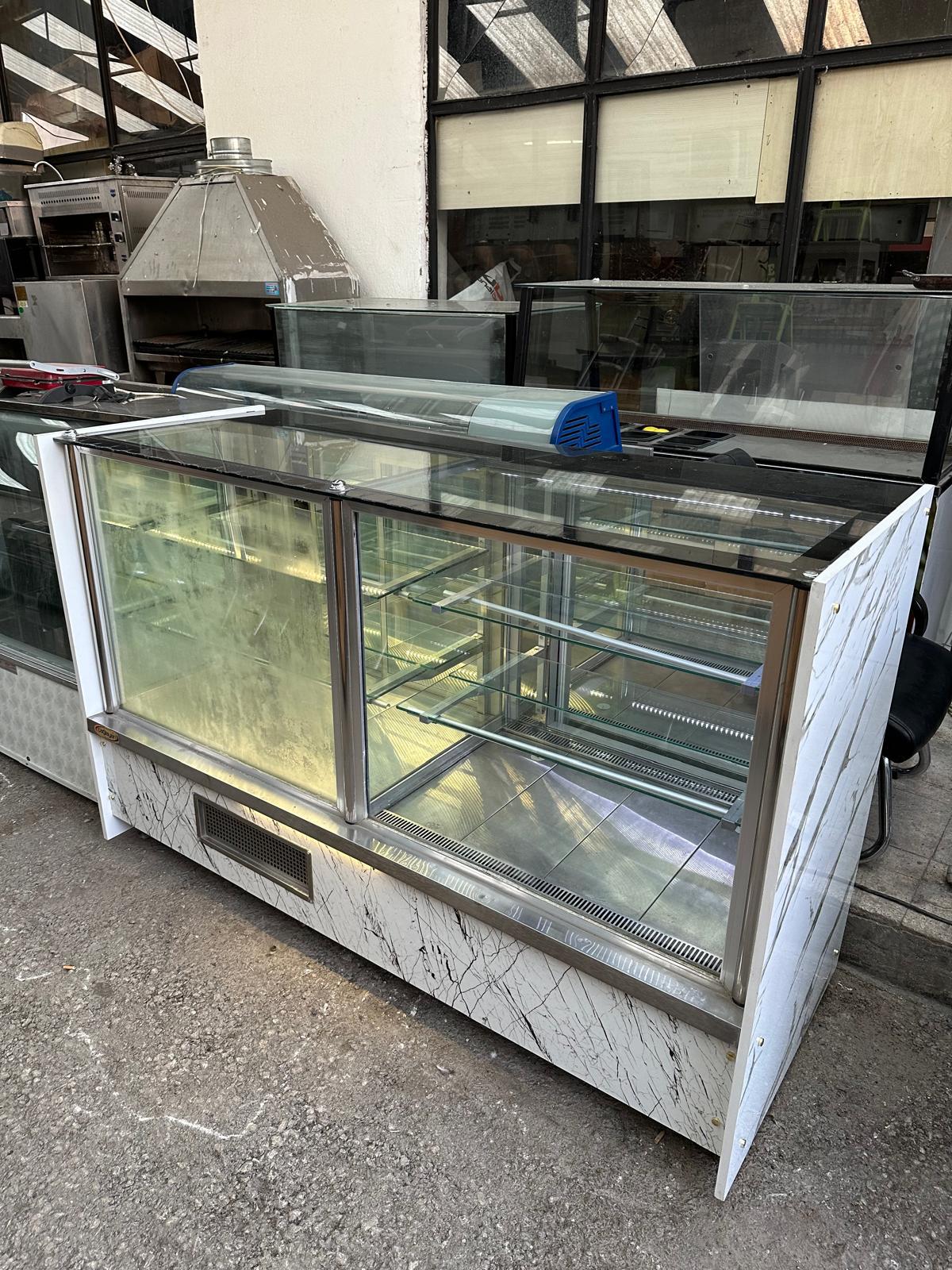 Yatay Tatlı Dolabı